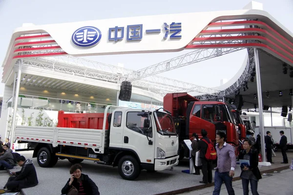 Επισκέπτες Κοιτάξτε Φορτηγά Faw Κατά 15Ο Shanghai Διεθνής Αυτοκινητική Βιομηχανία — Φωτογραφία Αρχείου