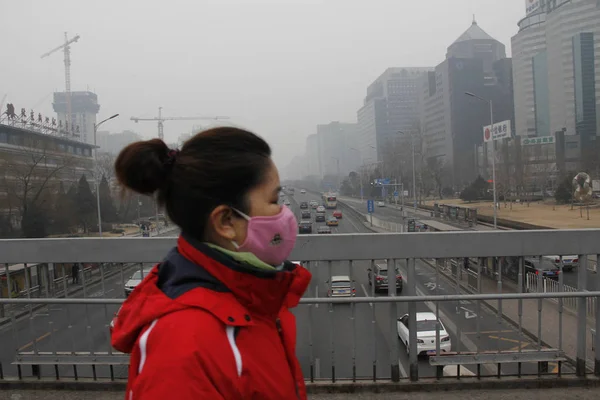 Ein Fußgänger Mit Gesichtsmaske Geht Auf Einer Fußgängerbrücke Dichten Smog — Stockfoto
