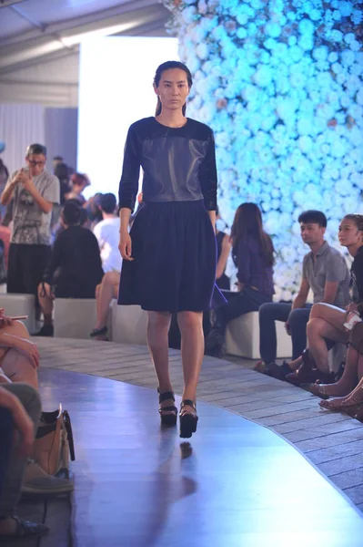 Model Displays New Creation Alan Cross Fashion Show Plitzs New — Stock Photo, Image