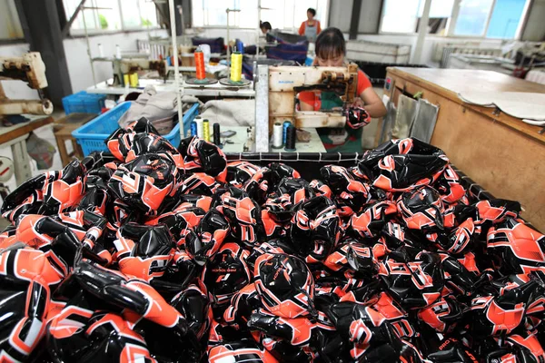 Китайский Рабочий Шьет Панели Сделать Футбол Заводе Спортивных Товаров Хаймене — стоковое фото