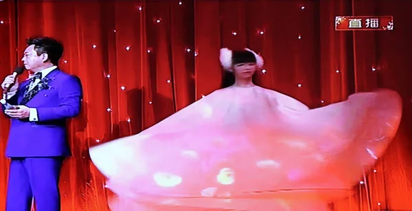 在这部电视抢拍中 15岁的中国舞蹈家魏彩琪 在2014年1月30日中国北京中央电视台春节联欢晚会上 在电视主持人朱军的台下旋转 — 图库照片