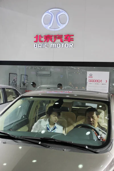 Επισκέπτης Δοκιμάζει Ένα Αυτοκίνητο Στο Περίπτερο Του Baic Motor Beijing — Φωτογραφία Αρχείου