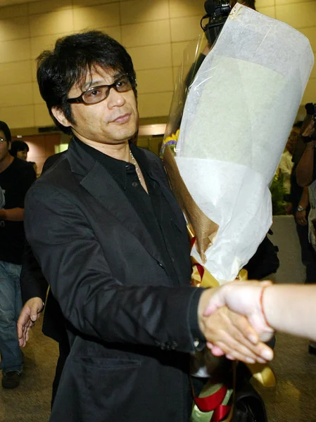 日本歌手兼词曲作者阿斯卡抵达台湾台北桃园国际机场后与粉丝握手 2009年7月3日 — 图库照片