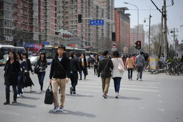 2013年4月14日 中国北京红灯时 中国行人在马路上行走 — 图库照片
