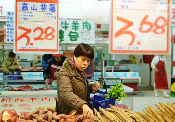 杭州市のスーパーマーケットで野菜を買う中国人客 中国浙江省東部 2014年2月14日 — ストック写真