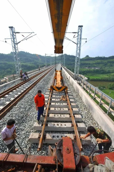 Trabalhadores Migrantes Chineses Colocam Trilhas Ferroviárias Chongqing Lichuan Railway Chongqing — Fotografia de Stock