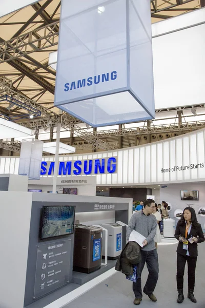 Visitantes Passam Pelo Estande Samsung Durante Exposição Mundial Eletrodomésticos Awe — Fotografia de Stock