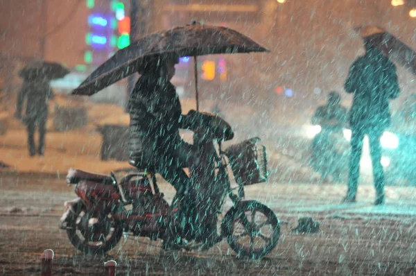 Een Fietser Braves Zware Sneeuw Een Weg Fuyang Stad Oost — Stockfoto