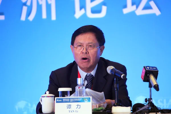 2014年4月9日 时任海南省副省长的谭力在海南省琼海市举行的2014年亚洲论坛年会上发表演讲 — 图库照片