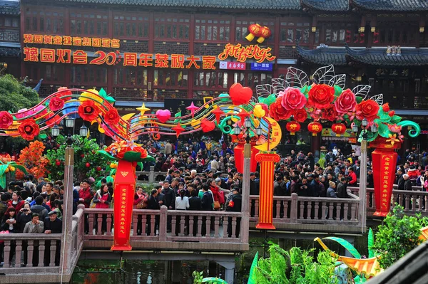 Turisti Affollano Ponte Jiuqu Ponte Dei Nove Tornanti Giardino Durante — Foto Stock