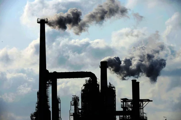Dym Jest Odprowadzany Kominów Rafinacji Ropy Naftowej Chemicznej Fabryki Sinopec — Zdjęcie stockowe