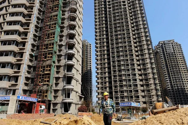 Een Chinese Migrerende Werknemer Loopt Langs Hoogbouw Flatgebouwen Bouwplaats Van — Stockfoto