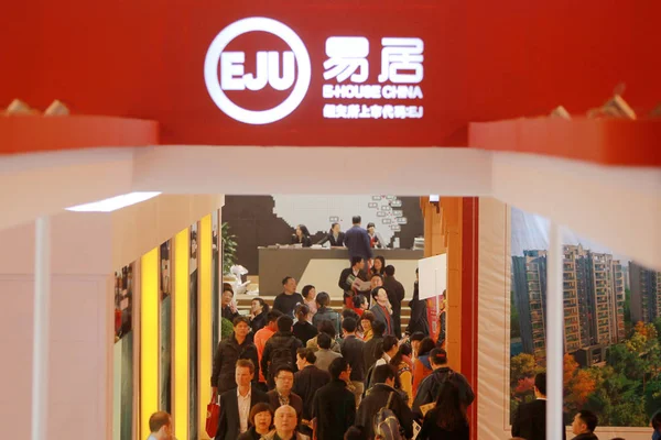 Los Compradores Vivienda Visitan Stand Eju House China Durante Feria — Foto de Stock