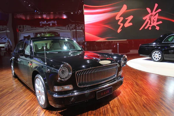 Bir Kırmızı Bayrak Limuzin Faw Shanghai Uluslararası Otomobil Sanayi Nisan — Stok fotoğraf