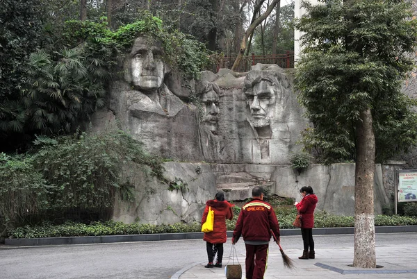 Local Residents Walk Stone Carvings Presidents Chinas Replica Mount Rushmore — Stock Photo, Image