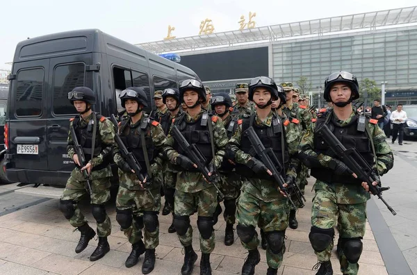 Κίνα Μαΐου 2014 Αξιωματικοί Της Αστυνομίας Οπλισμένοι Όπλα Περιπολούν Στην — Φωτογραφία Αρχείου
