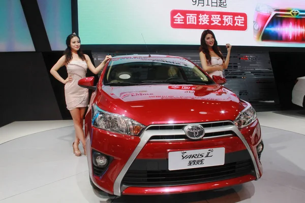 Модели Позируют Toyota Yaris Автосалоне Городе Хайкоу Провинция Хайнань Сентября — стоковое фото