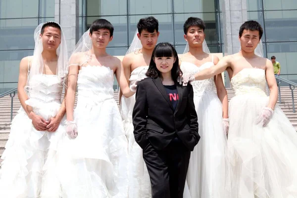 Male Students Wearing Bridal Wedding Dresses Pose Female Classmate Dressed — Stock Photo, Image