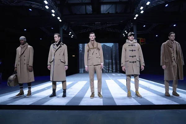 Modelleri Yeni Kreasyonlar Hogan 2015 Sonbahar Kış Moda Gösterisinde Milano — Stok fotoğraf