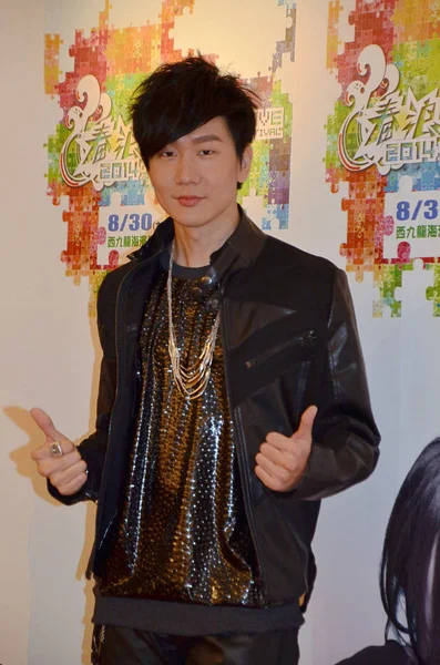 シンガポールの歌手 の林を与える親指を記者会見で 2014 年の春波音楽と中国 香港の芸術祭 2014 — ストック写真