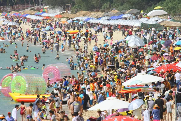 Turistas Amontonan Resort Playa Durante Las Vacaciones Año Nuevo Chino — Foto de Stock