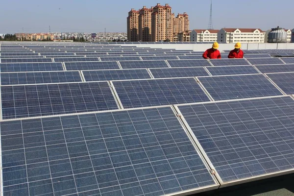 Čínští Technici Kontrolují Solární Panely Střešní Fotovoltaické Elektrárně Jimo City — Stock fotografie