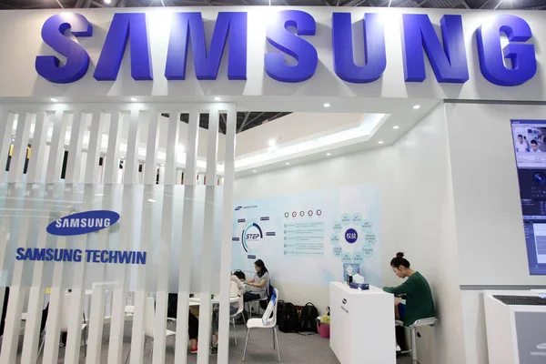 Menschen Besuchen Den Stand Von Samsung Während Einer Ausstellung Shanghai — Stockfoto