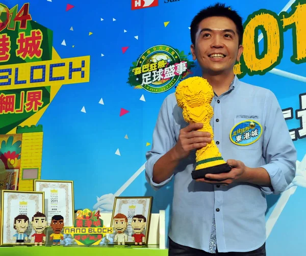 Malajské Nanoblock Cihla Výtvarník Christopher Tan Představuje Mistrovství Světa Trofej — Stock fotografie