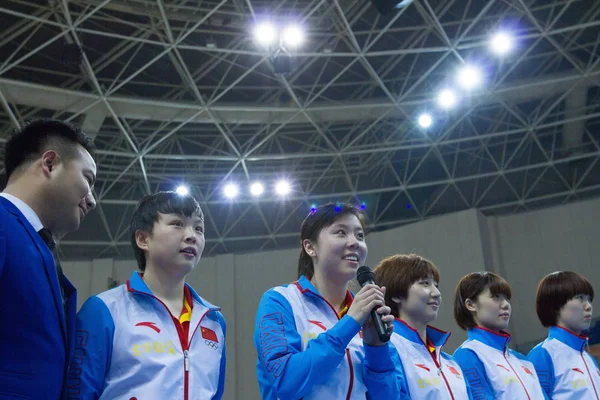 2014年5月28日 在中国浙江省东部金华市举行的 4年中国乒乓球超级联赛 Cttsl 比赛前 金华银行第三左队的美国乒乓球运动员阿里尔 兴与队友们在一起讲话 — 图库照片