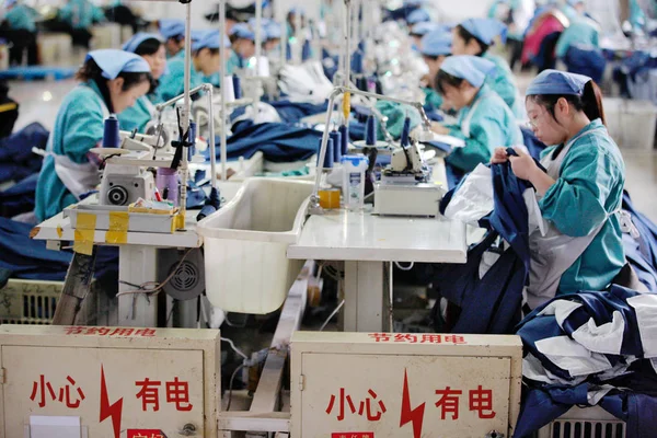 노동자 바느질 안후이 2014 1에서 공장에서 유럽과 미국에 수출을 — 스톡 사진