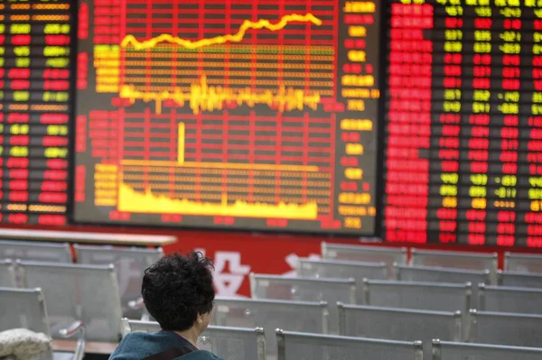 Ein Chinesischer Investor Betrachtet Den Shanghai Composite Index Und Die — Stockfoto