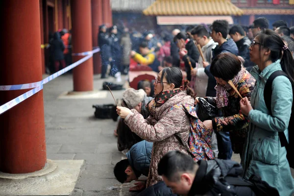 Adoradores Chineses Rezam Com Paus Incenso Para Boa Sorte Celebram — Fotografia de Stock