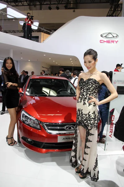 Modelos Posar Com Chery Arrize Durante 13Th Beijing International Automotive — Fotografia de Stock