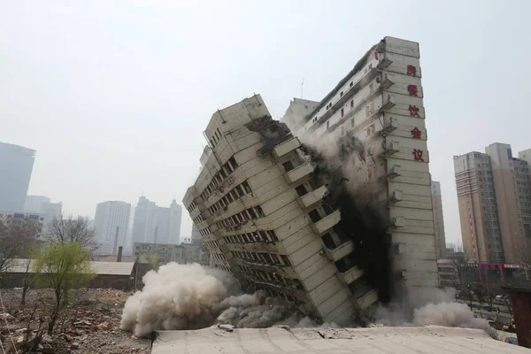 Mitad Del Edificio Xiangyun Cae Mientras Demolido Por Explosión Ciudad —  Fotos de Stock