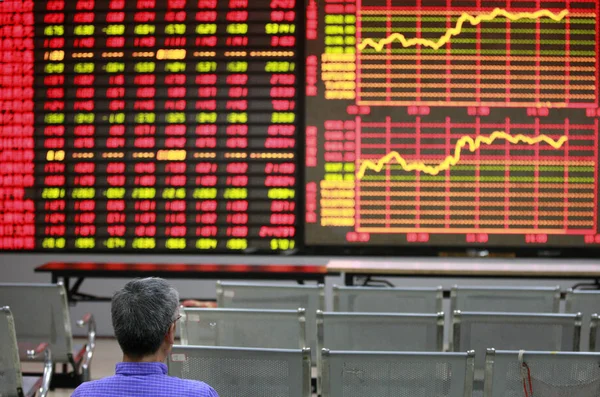 Ein Chinesischer Investor Betrachtet Aktienindizes Und Aktienkurse Rot Für Steigende — Stockfoto
