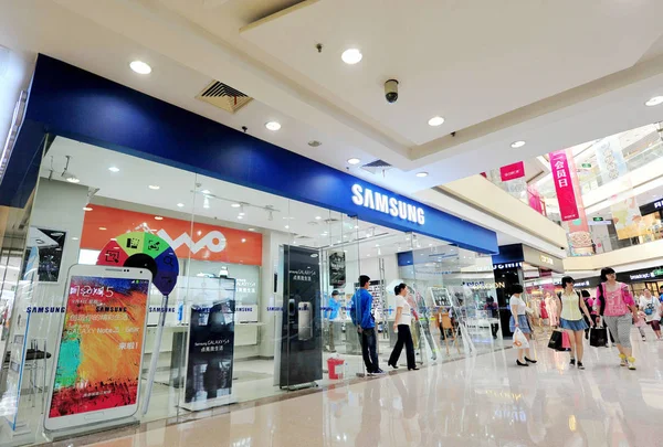 Pedestrians Walk Samsung Store Shopping Mall Luoyang City Central Chinas — Stock Photo, Image