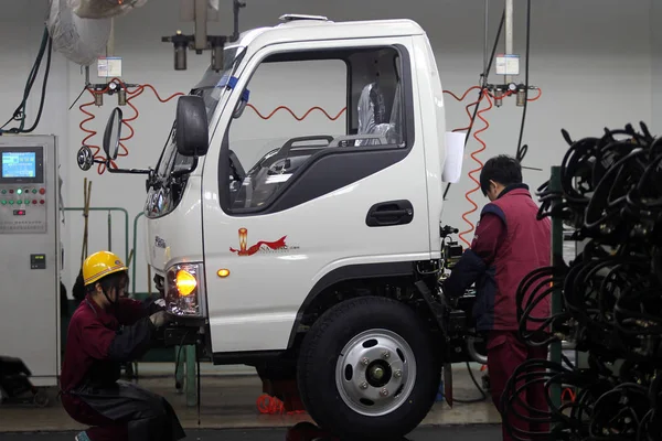 Chinese Workers Assemble Truck Assembly Line Auto Plant Anhui Jianghuai — Stock Photo, Image