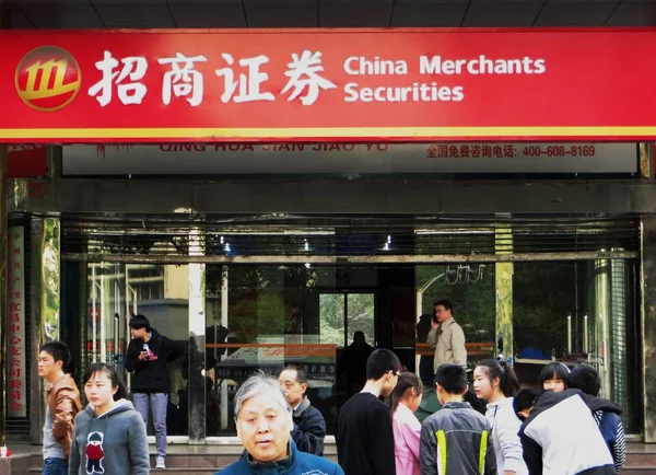 Pessoas Reúnem Frente Passar Por Uma Filial China Mercadores Valores — Fotografia de Stock