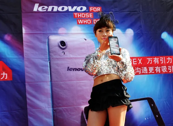 Bestand Een Chinees Model Toont Een Lenovo Smartphone Tijdens Een — Stockfoto