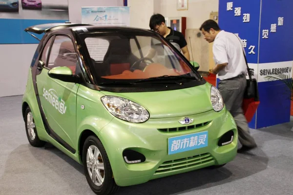 File Visitatori Guardano Una Smart Auto Elettrica Compatta Seniee Ieve — Foto Stock