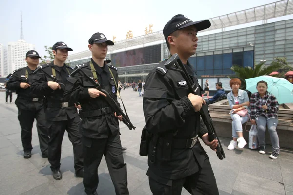Shanghai Kína Május 2014 Fegyveres Őrjáratokkal Felfegyverzett Rendőrtisztek Sanghaji Pályaudvar — Stock Fotó
