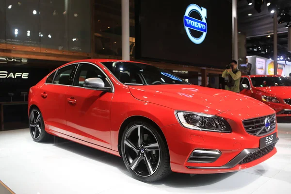 Bir Volvo S60 Shanghai Uluslararası Otomobil Endüstrisi Fuarı Sırasında Şanghay — Stok fotoğraf