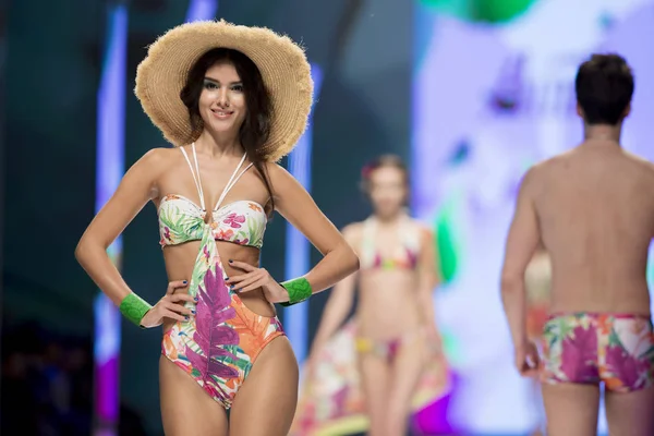 Modelo Exibe Uma Nova Criação Desfile Moda Marca Lingerie Aimer — Fotografia de Stock