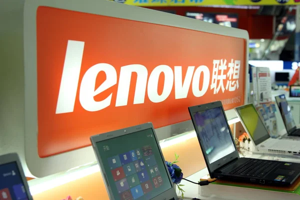 レノボのラップトップコンピュータは 2014年1月22日の店で販売されています — ストック写真