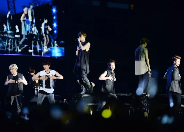 Członkowie Południowo Koreański Chiński Pop Boysband Exo Wykonywać Ich Koncercie — Zdjęcie stockowe