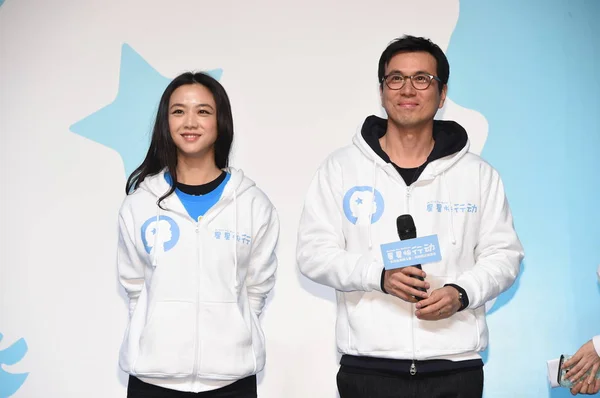 中国女優タン ウェイ 左と韓国の監督の夫の金永泰チャリティーのイベントに参加北京 中国における自閉症児の 2015 — ストック写真