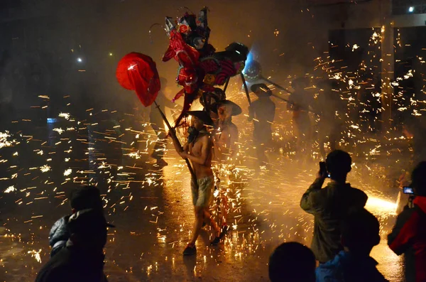 Čínští Baviči Provést Dračí Tanec Ohně Jisker Ohňostroje Oslavu Nadcházející — Stock fotografie
