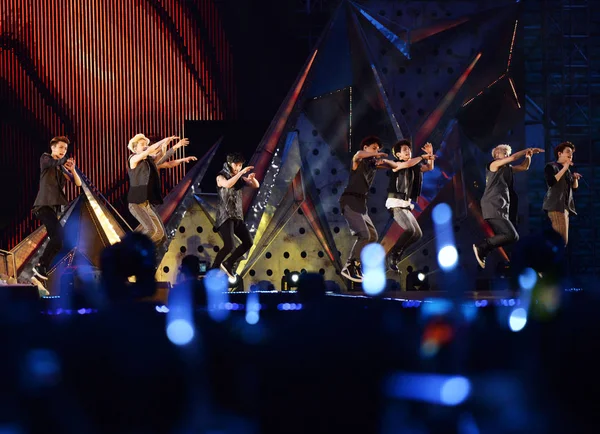 Leden Van Zuid Koreaanse Chinese Pop Jongensband Exo Uitvoeren Tijdens — Stockfoto