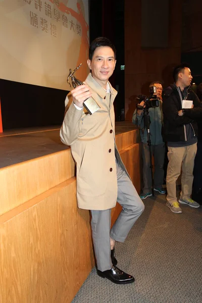 香港演员张建宗在2014年3月6日于中国香港举行的第20届香港电影评论家协会颁奖典礼上举起最佳男演员奖 — 图库照片