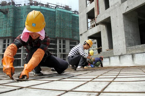 Trabajadores Migrantes Chinos Trabajan Sitio Construcción Proyecto Apartamentos Residenciales Para —  Fotos de Stock